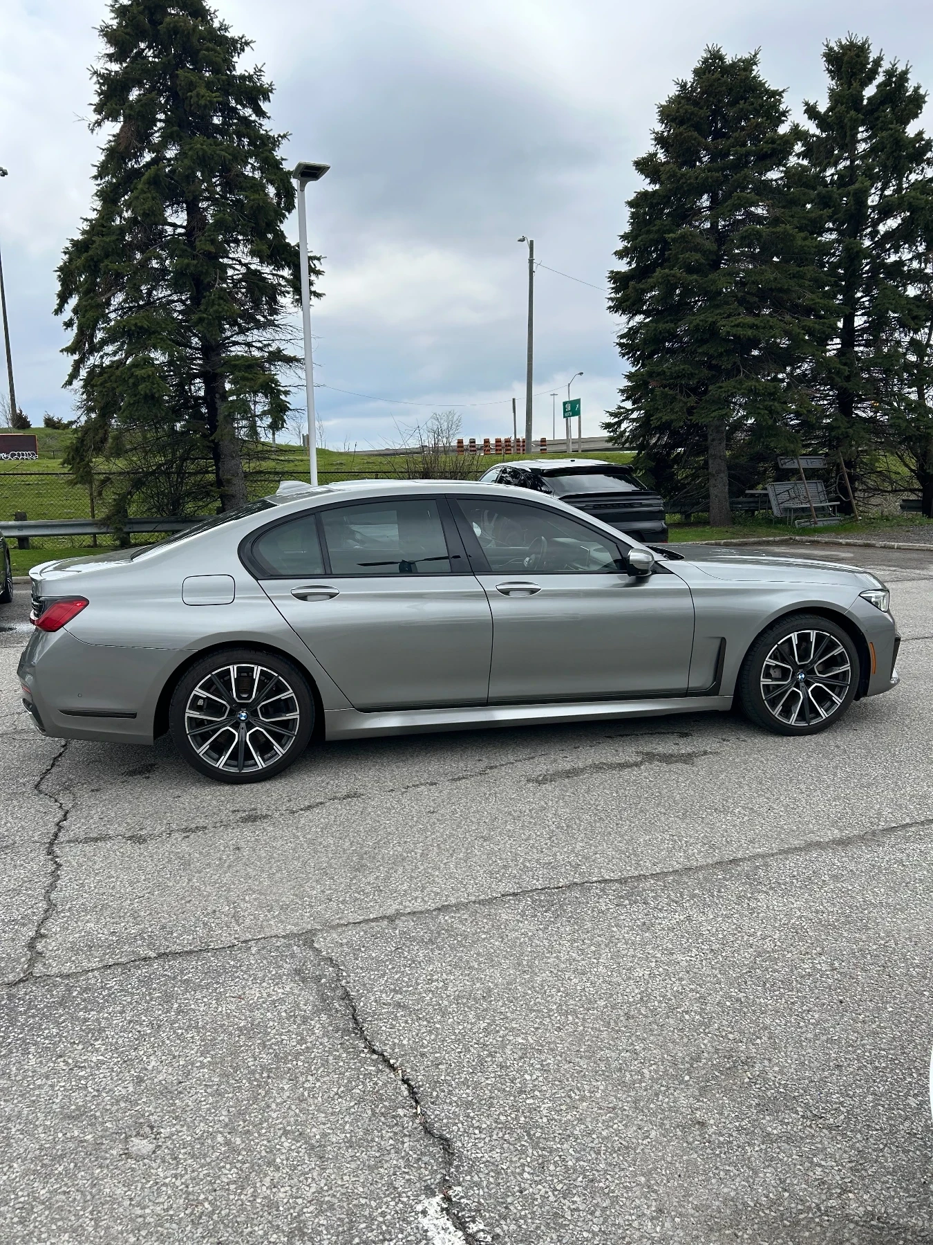 BMW 750 xDrive * ДИСТРОНИК * HARMAN KARDON * CARFAX, снимка 3 - Автомобили и джипове - 54554251