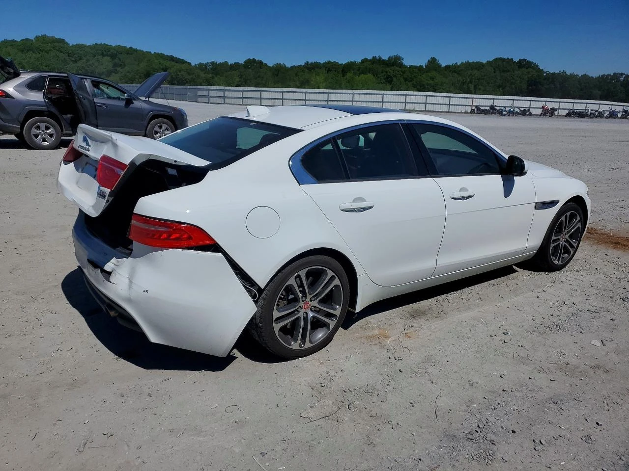 Jaguar XE 3.0l Premium, снимка 3 - Автомобили и джипове - 54882053