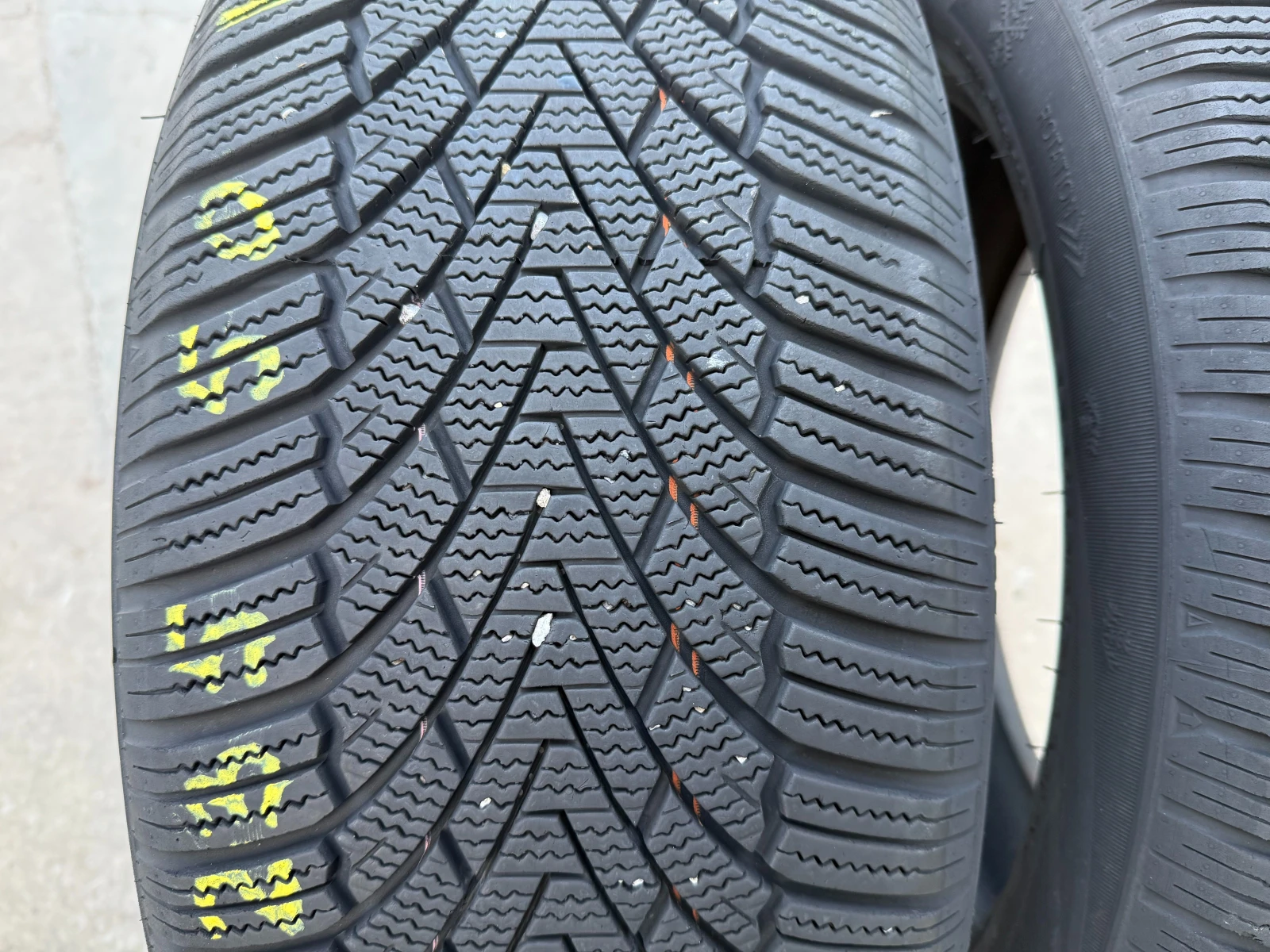 Гуми Зимни 235/50R19, снимка 2 - Гуми и джанти - 55832749