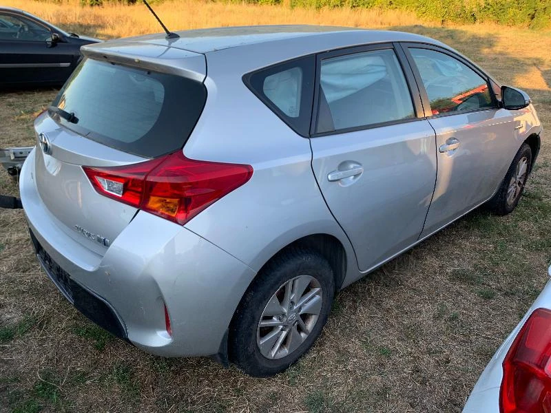 Toyota Auris 1.8i, Hybrid, 99 кс., снимка 2 - Автомобили и джипове - 26251693