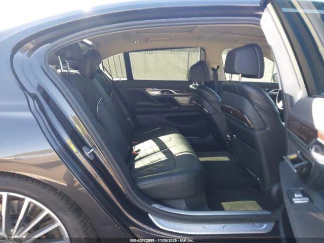 BMW 740 HEADUP* AMBIENT* LANE-ASSIST* HARMAN-KARDON* МАСАЖ, снимка 10 - Автомобили и джипове - 53109989