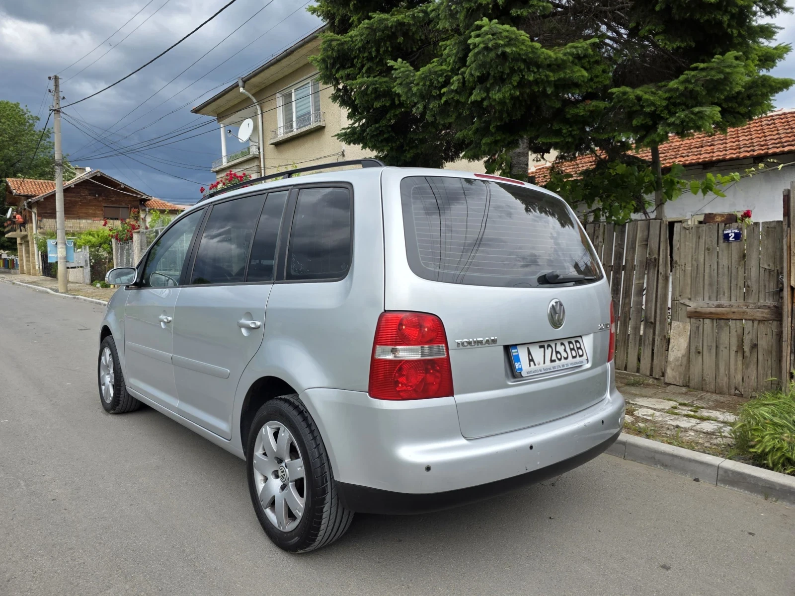 VW Touran 2.0TDI 7-местен с работещ климатроник , снимка 4 - Автомобили и джипове - 54733182