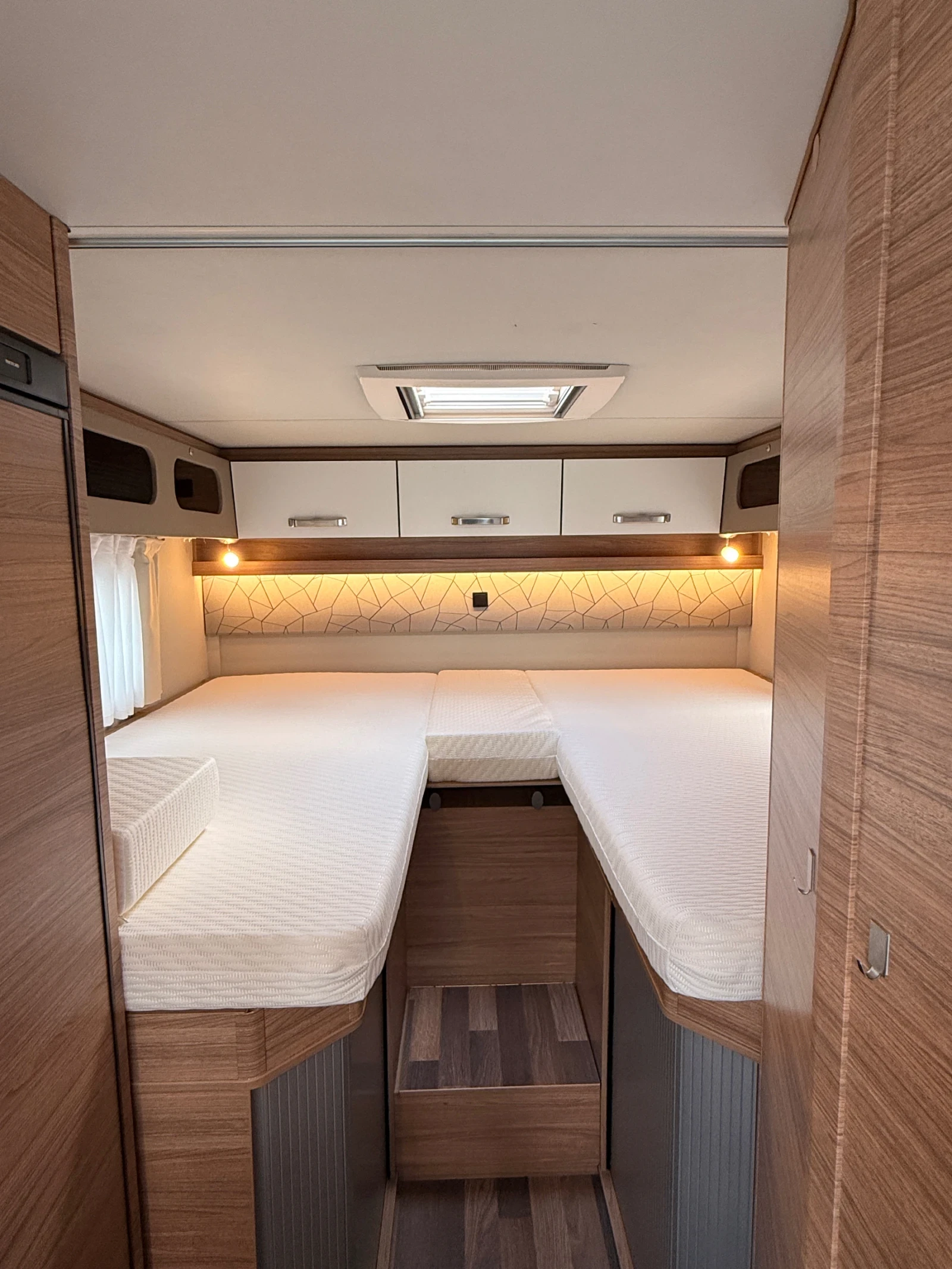 Кемпер Weinsberg CaraCore 650 MEG Зимен пакет, снимка 11 - Каравани и кемпери - 53244368