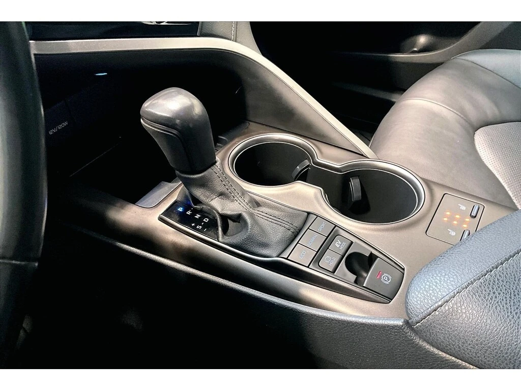 Toyota Camry Hybrid XSE С РЕГИСТРАЦИЯ & АВТО КРЕДИТ, снимка 11 - Автомобили и джипове - 54010452