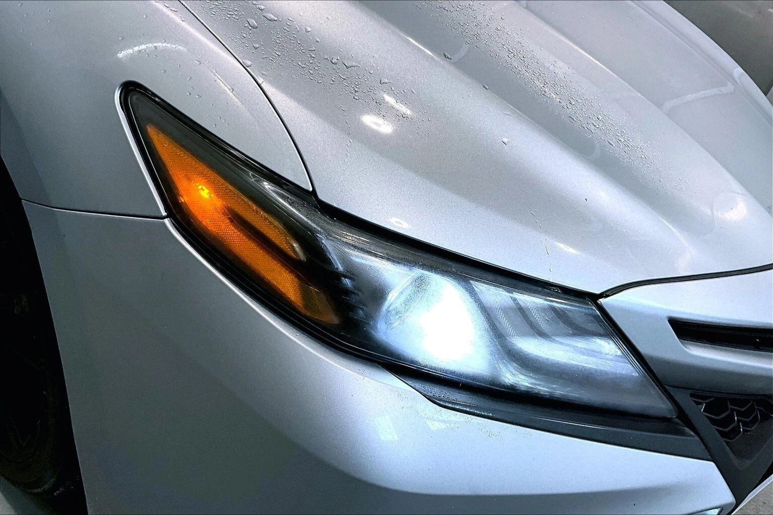 Toyota Camry Hybrid XSE С РЕГИСТРАЦИЯ & АВТО КРЕДИТ, снимка 2 - Автомобили и джипове - 54010452