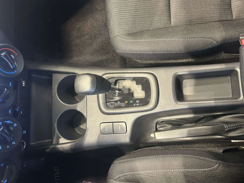 Toyota Hilux 2.4D 6AT Comfort, снимка 13 - Автомобили и джипове - 52477356