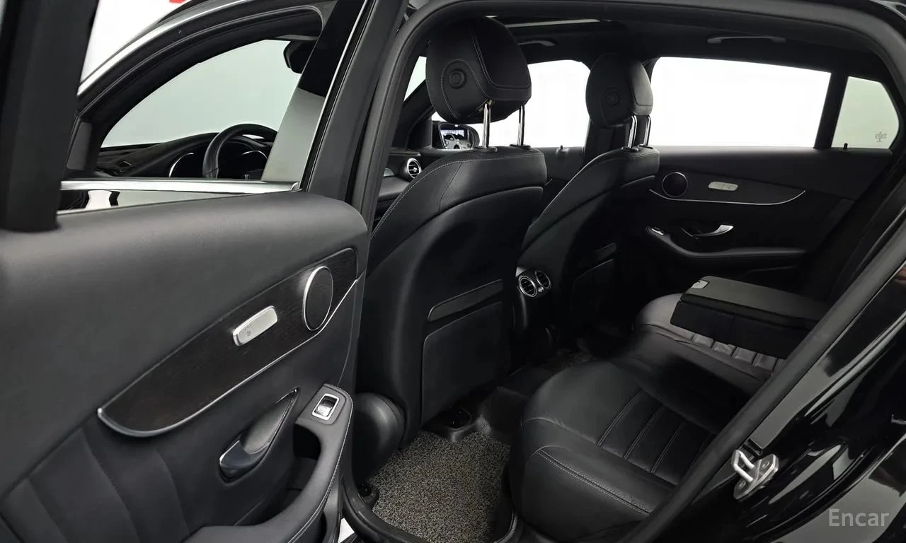 Mercedes-Benz GLC 300 4MATIC/Premium Coupe/ДИСТРОНИК/ДИГ.КМ./ОБДУХ/, снимка 12 - Автомобили и джипове - 56020372
