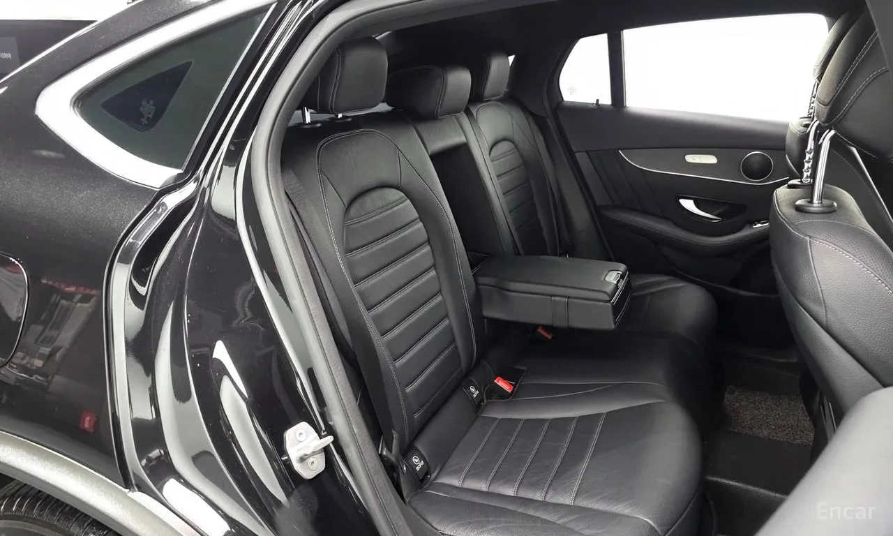 Mercedes-Benz GLC 300 4MATIC/Premium Coupe/ДИСТРОНИК/ДИГ.КМ./ОБДУХ/, снимка 11 - Автомобили и джипове - 56020372