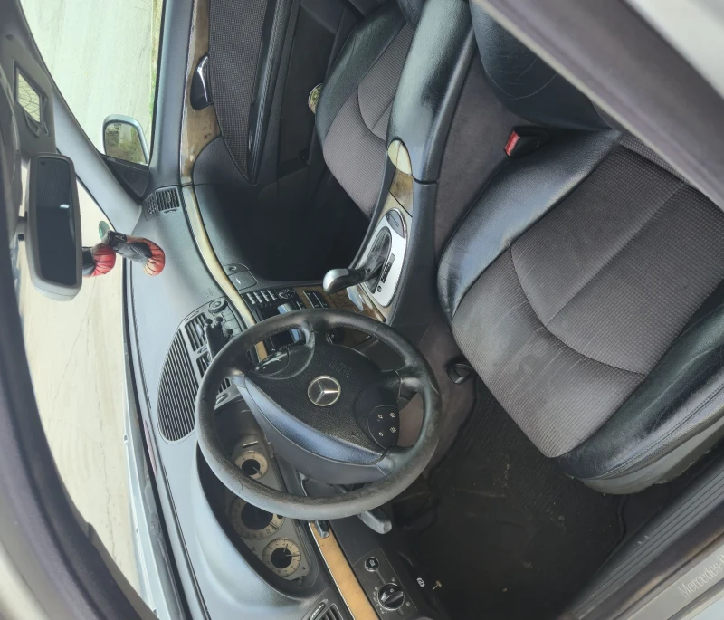 Mercedes-Benz E 270 Avangarde, снимка 6 - Автомобили и джипове - 52216359