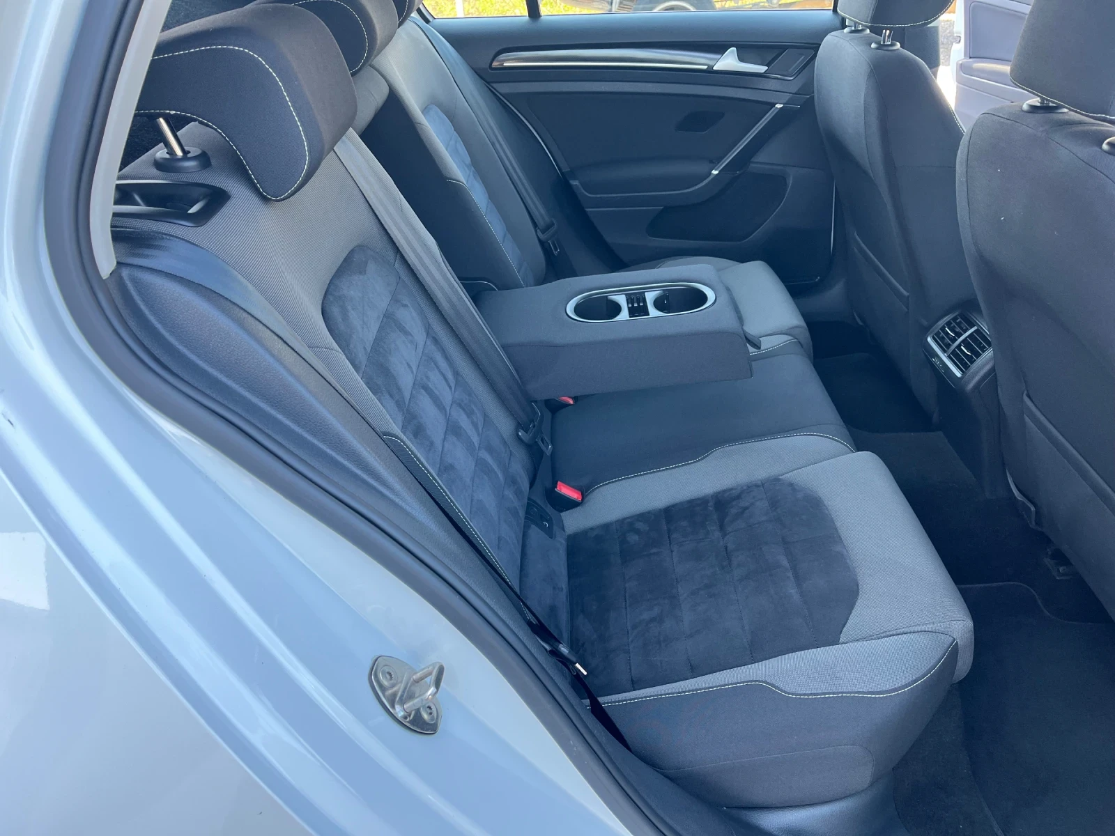 VW Golf 1.6 TDi 7Speed/DSG, снимка 13 - Автомобили и джипове - 53730231