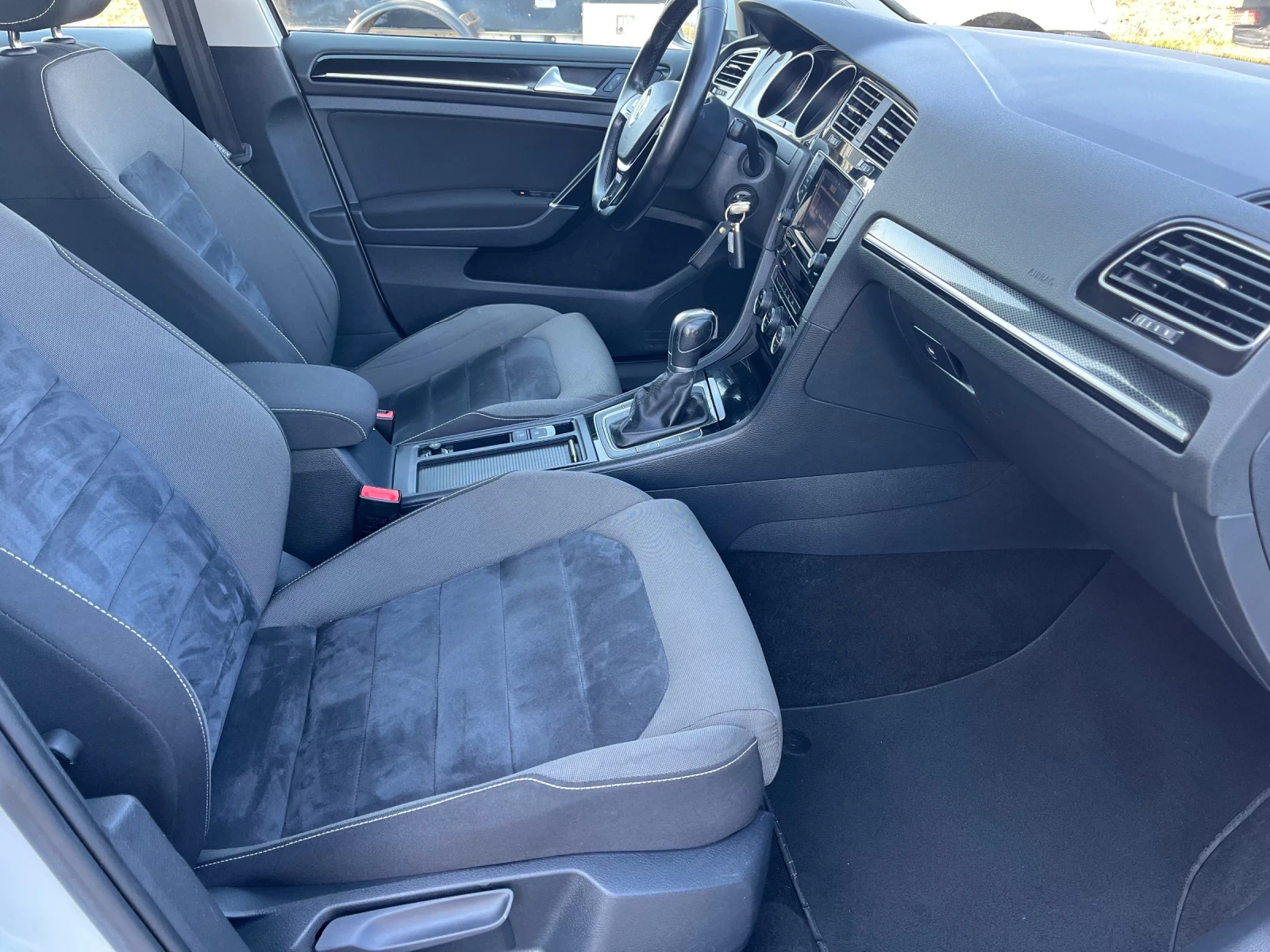 VW Golf 1.6 TDi 7Speed/DSG, снимка 12 - Автомобили и джипове - 53730231