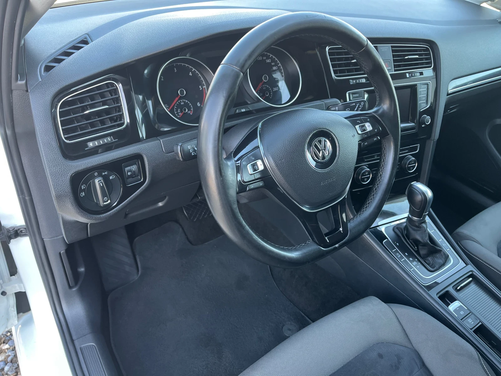 VW Golf 1.6 TDi AVTOMATiK, снимка 9 - Автомобили и джипове - 53730231