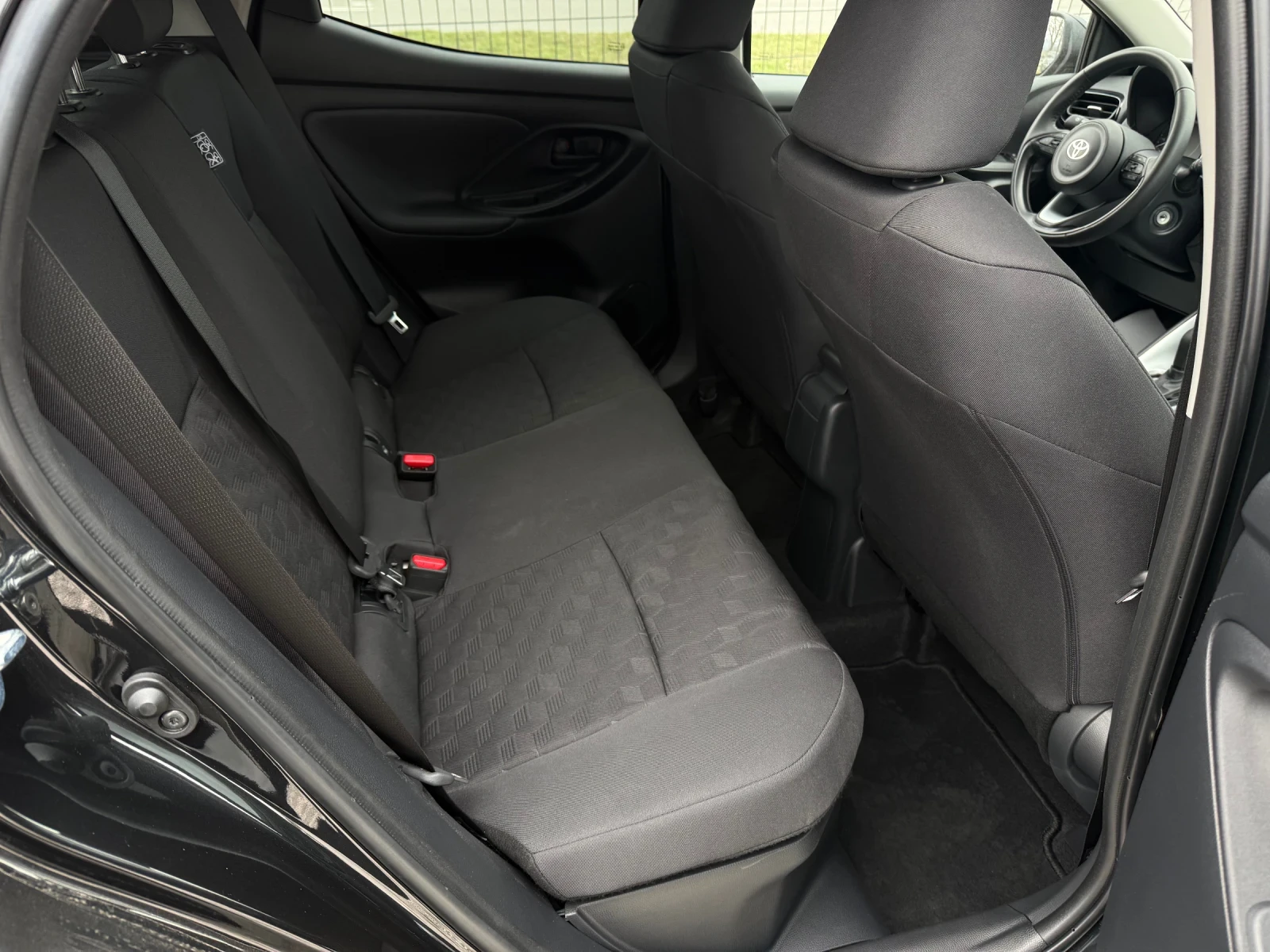 Toyota Yaris 1.5 Hybrid, снимка 13 - Автомобили и джипове - 53923821