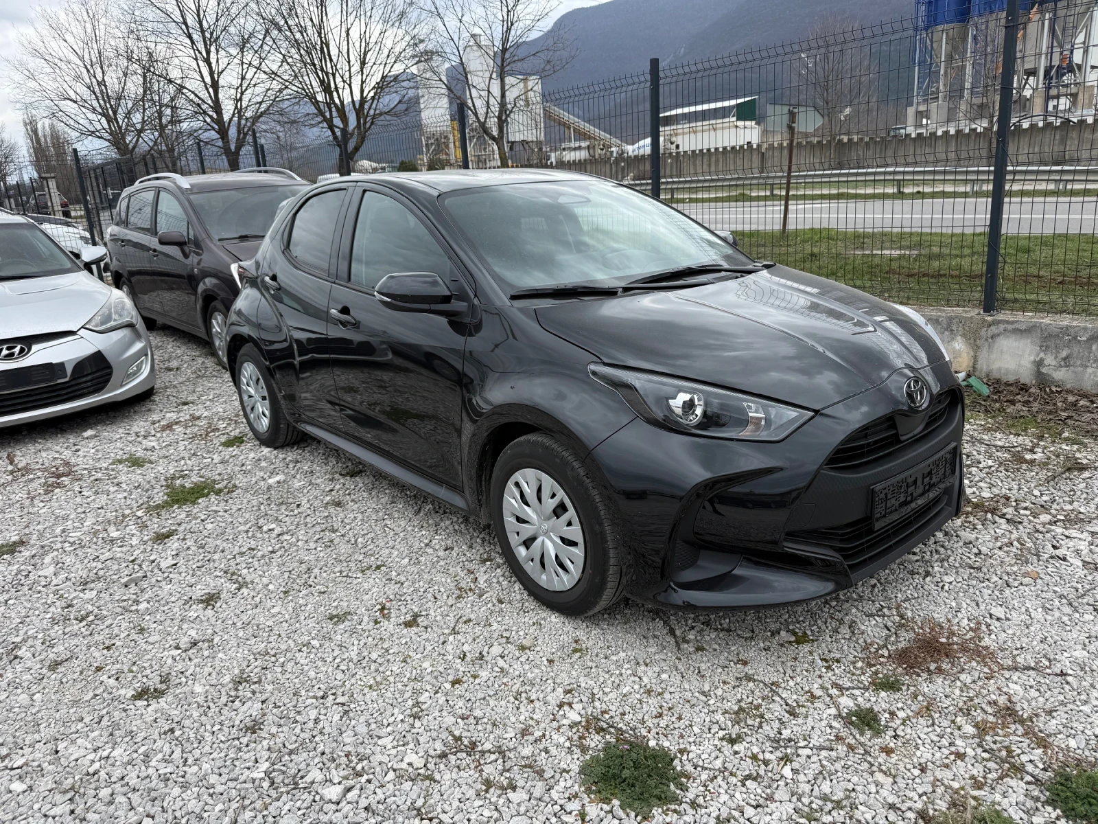 Toyota Yaris 1.5 Hybrid, снимка 2 - Автомобили и джипове - 53923821