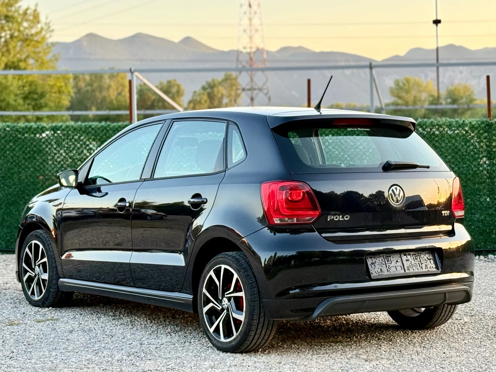VW Polo 1.2i //R-LINE, снимка 4 - Автомобили и джипове - 54840587