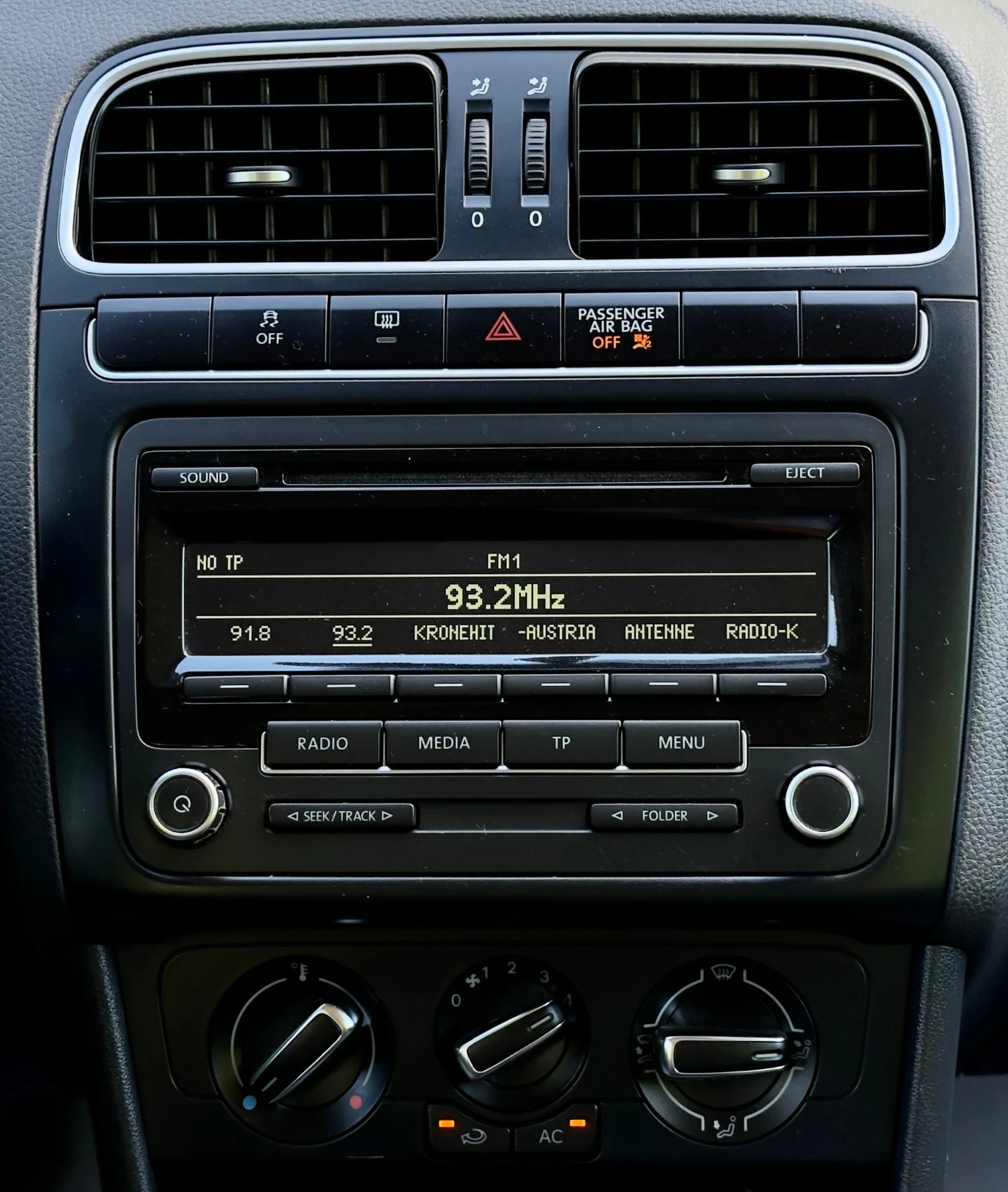 VW Polo 1.2i //R-LINE, снимка 14 - Автомобили и джипове - 54840587