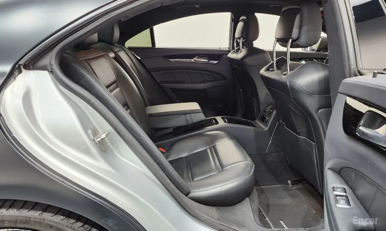Mercedes-Benz CLS 63 AMG HARMON* KARDON* ОБДУХВАНЕ* ПАНОРАМА* МАСАЖ* КЕЙЛЕС, снимка 13 - Автомобили и джипове - 56245844