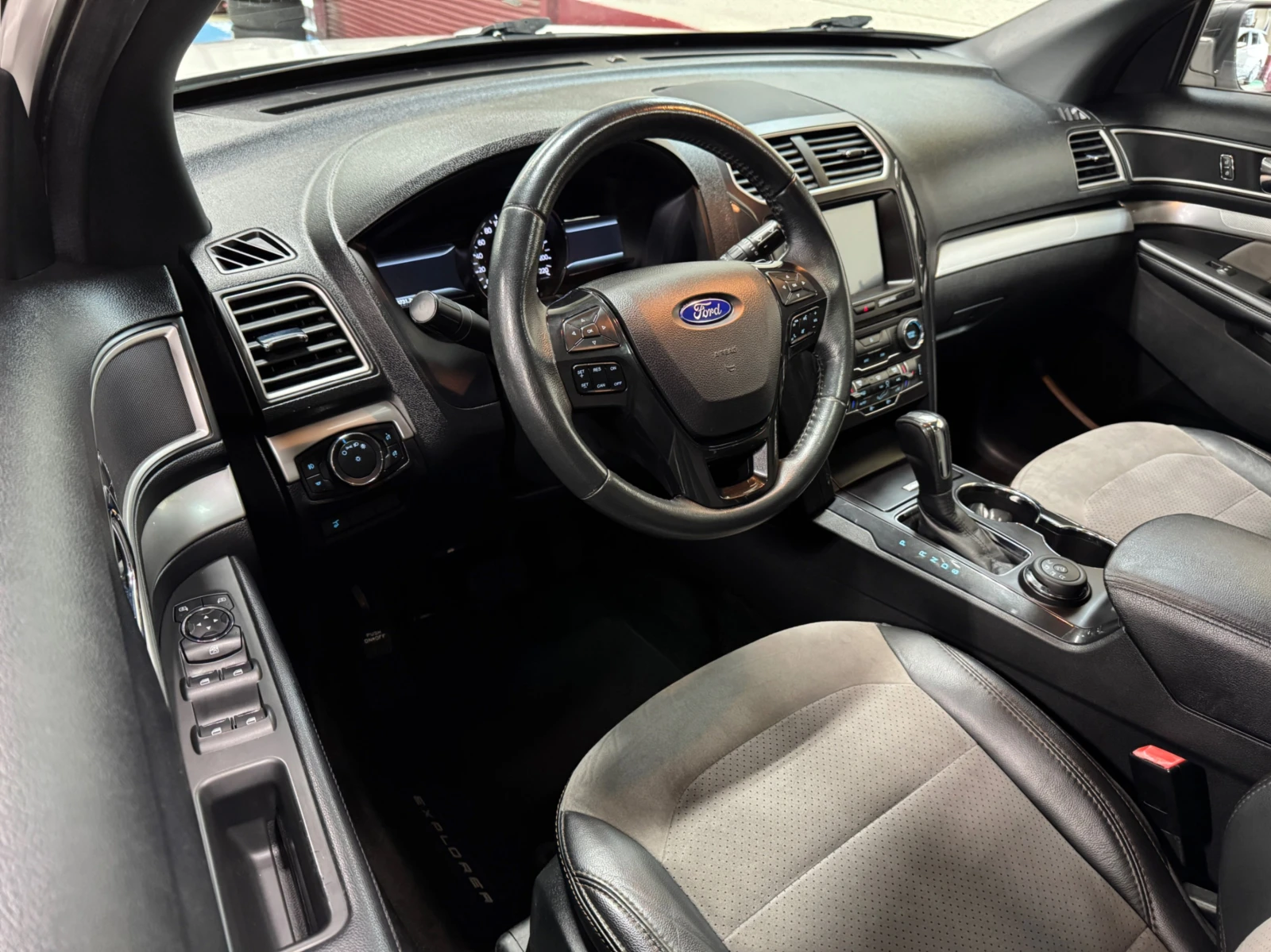 Ford Explorer 4x4 / XLT / PANO / 7 Seats - изображение 8