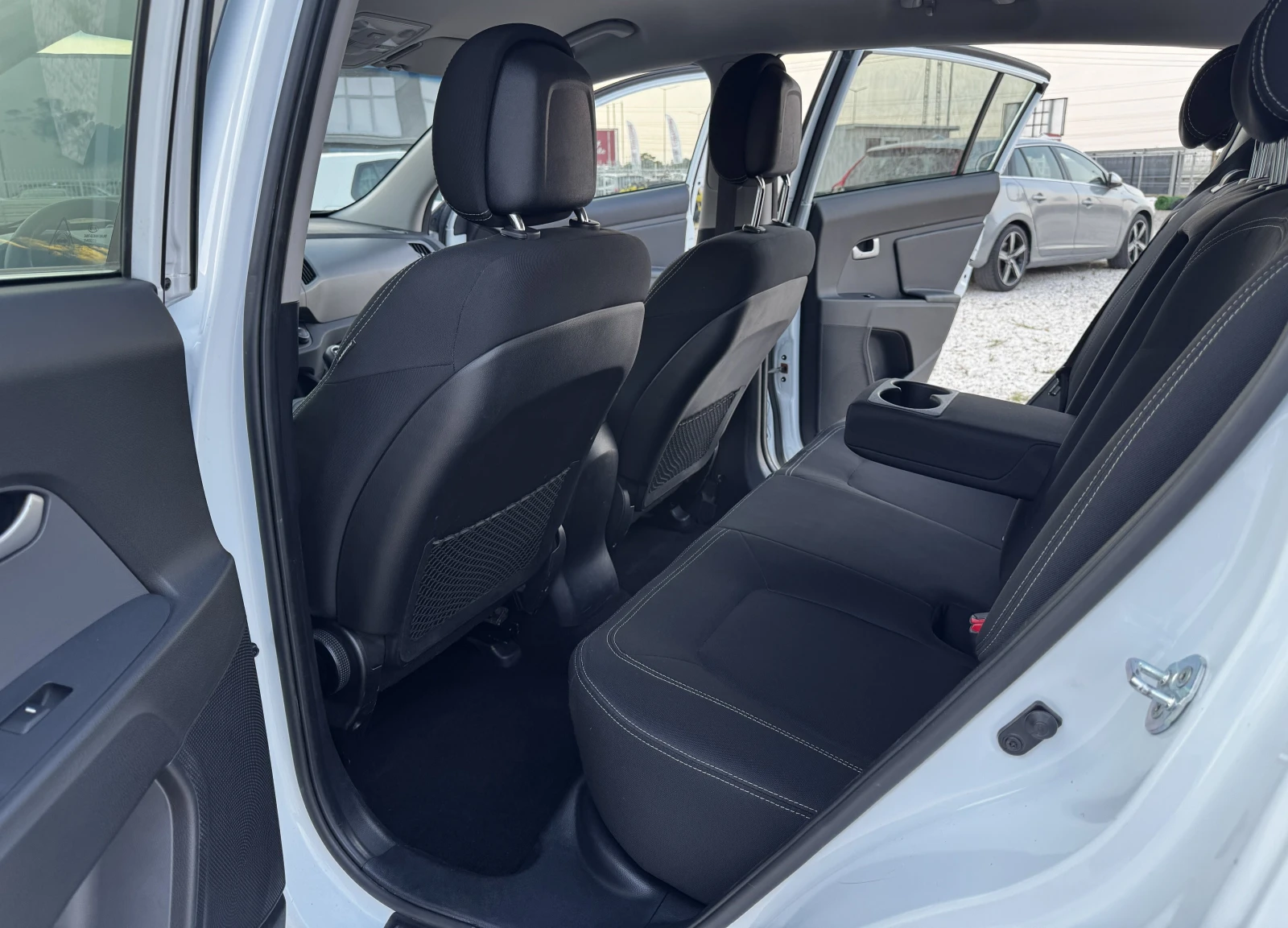 Kia Sportage 1.6i ГАЗ, снимка 9 - Автомобили и джипове - 55736138