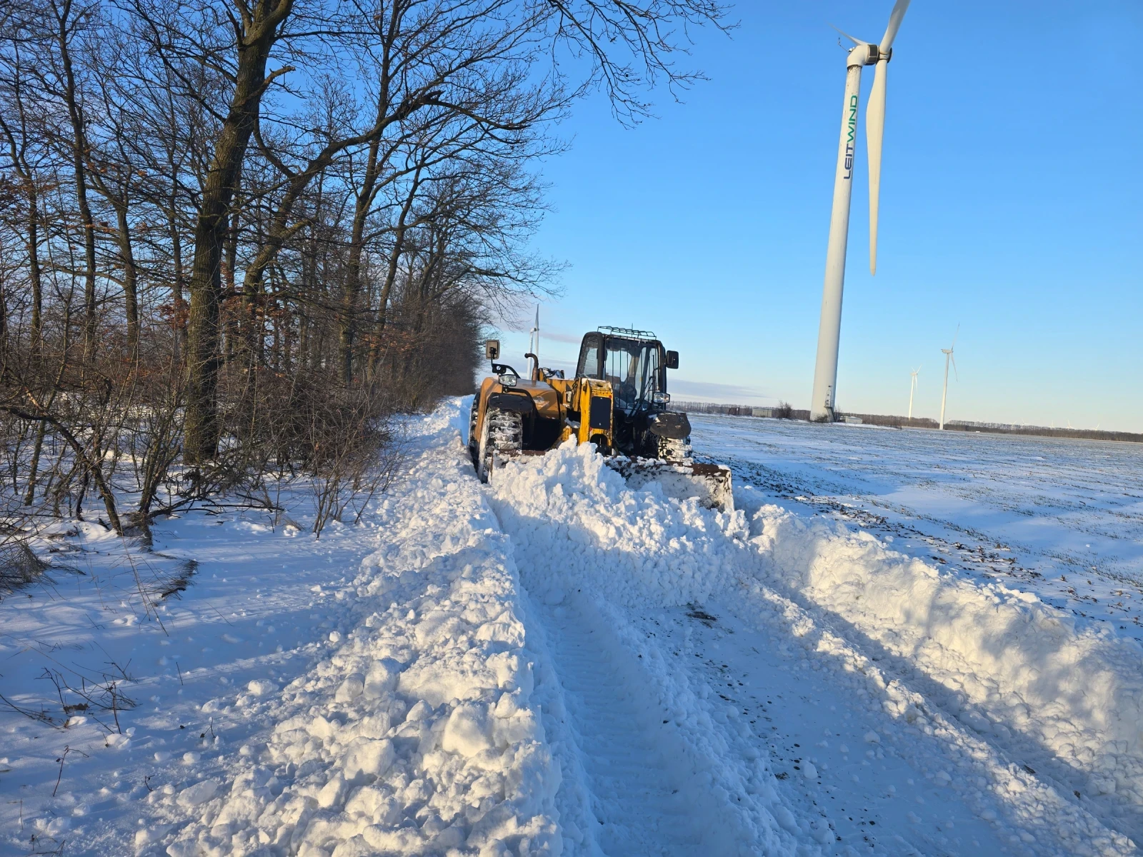 Телескопични товарачи Caterpillar TH 407 - изображение 3