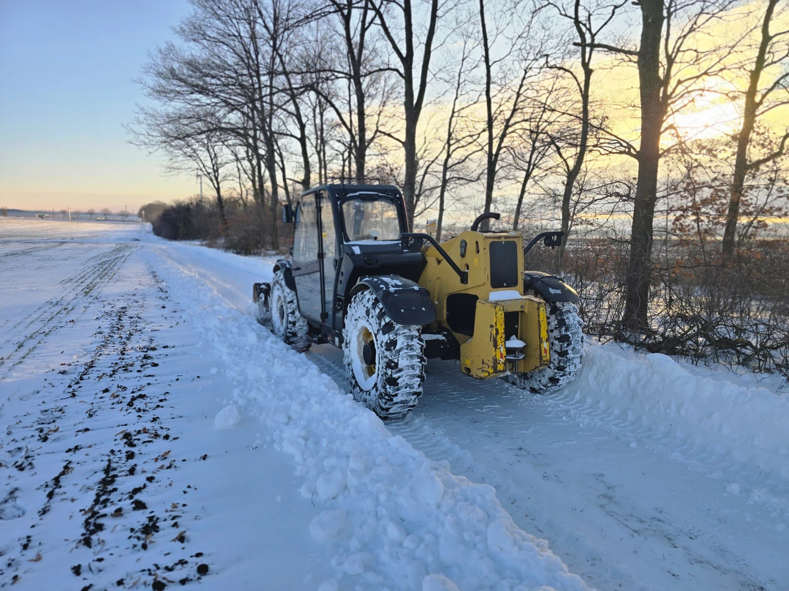 Телескопични товарачи Caterpillar TH 407 - изображение 4