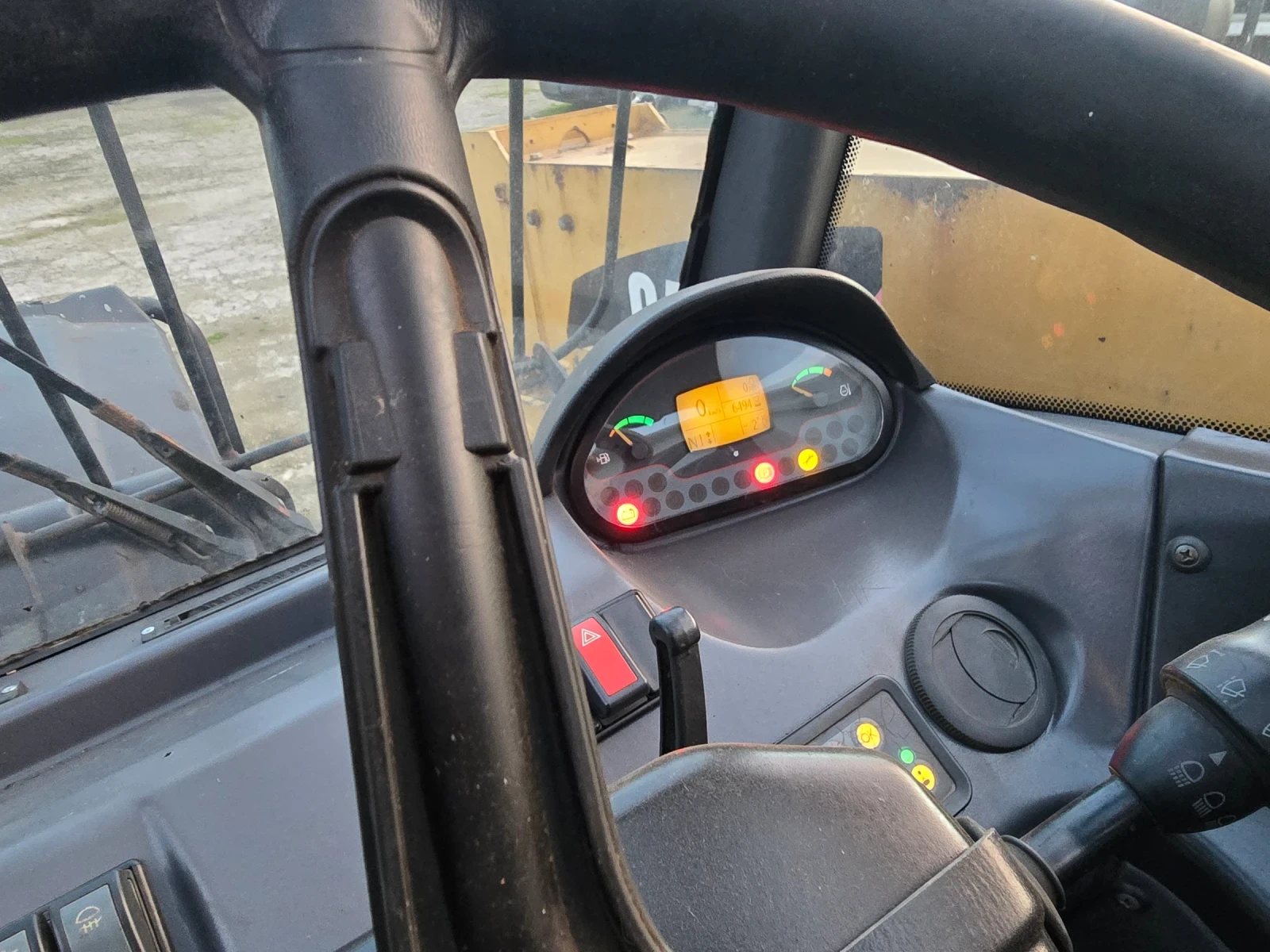 Телескопични товарачи Caterpillar TH 407 - изображение 5