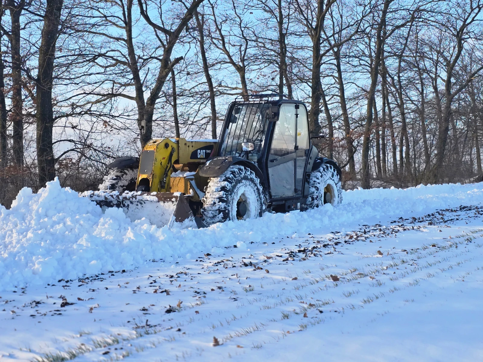 Телескопични товарачи Caterpillar TH 407 - изображение 2