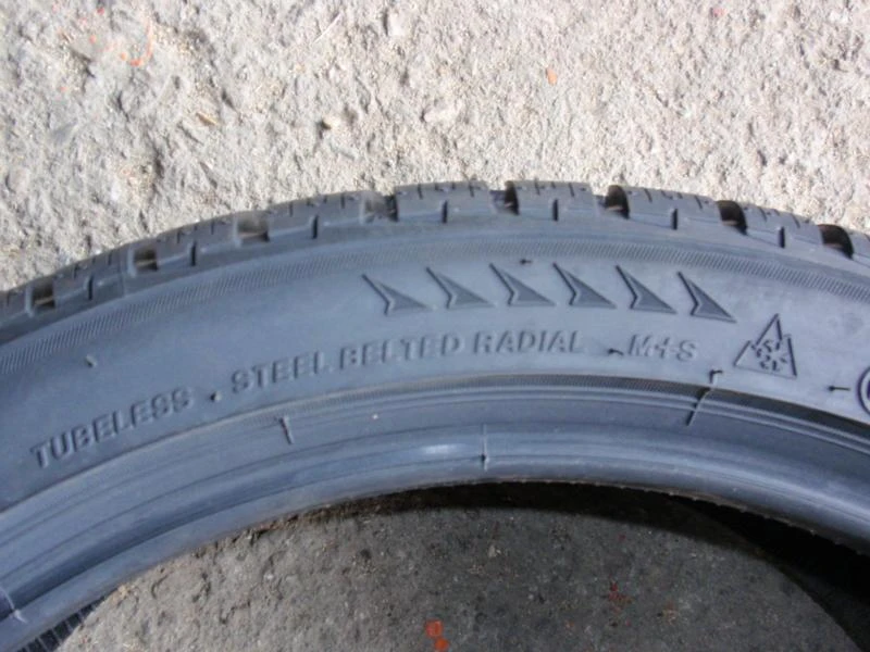 Гуми Всесезонни 225/40R18, снимка 9 - Гуми и джанти - 8232719