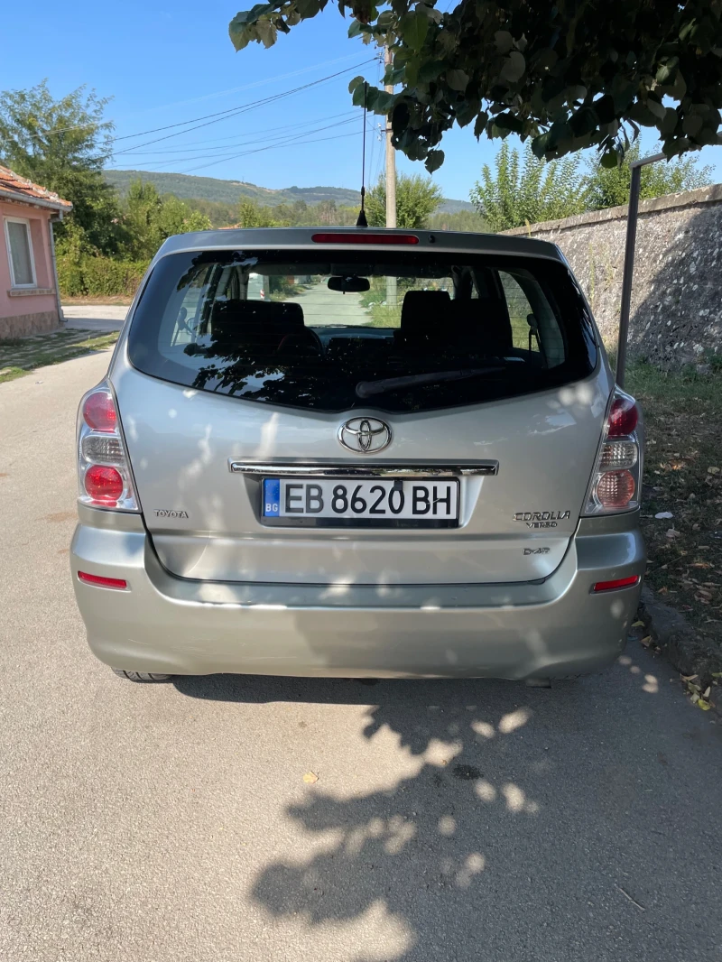 Toyota Corolla verso 2.2 D4D, снимка 4 - Автомобили и джипове - 48401546