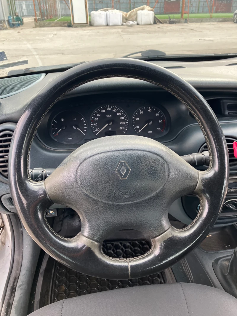 Renault Megane 1.6е, снимка 9 - Автомобили и джипове - 48058070