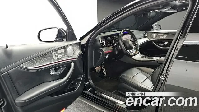 Mercedes-Benz E 350 4MATIC AMG Line, снимка 3 - Автомобили и джипове - 54459361