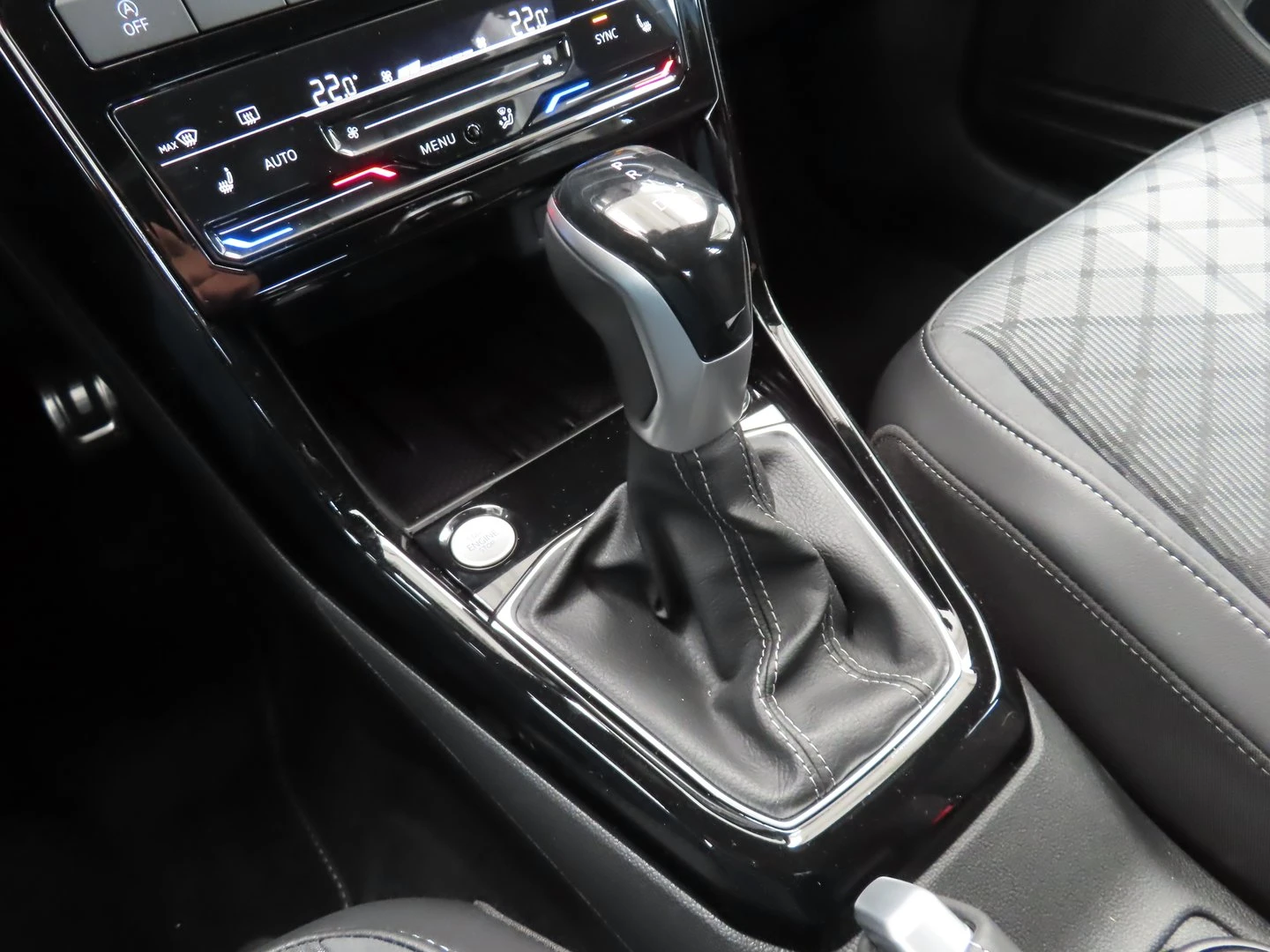 VW T-Cross, снимка 12 - Автомобили и джипове - 56420767