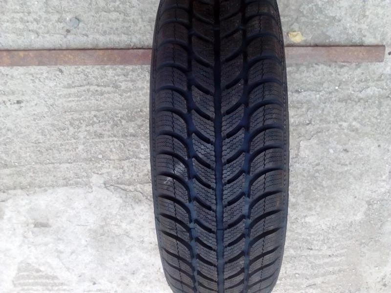 Гуми Зимни 175/65R15, снимка 1 - Гуми и джанти - 18699681