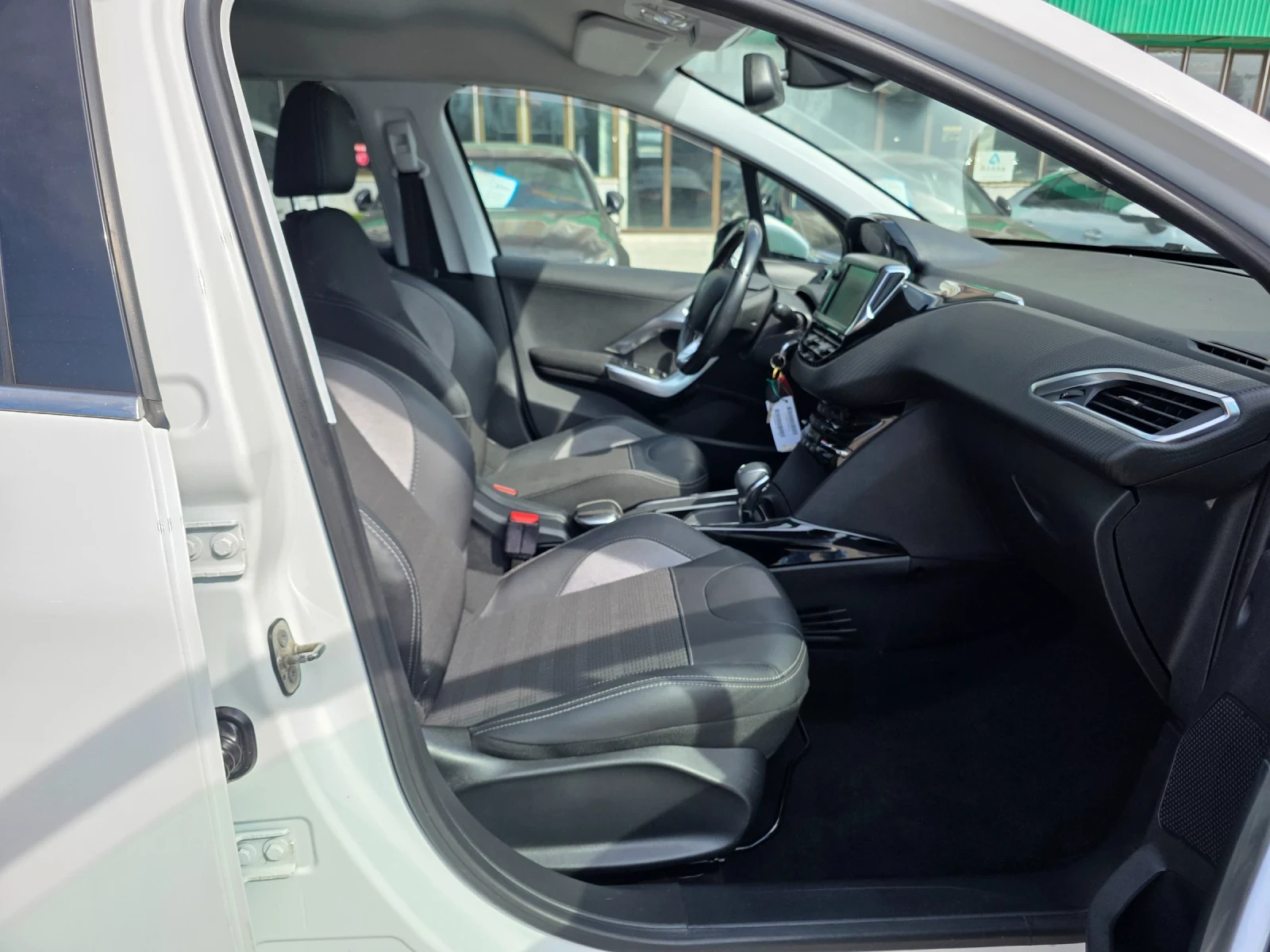 Peugeot 2008 1.2i 131k.c EURO 6B UNIKAT ITALIA ALLURE CAMERA, снимка 12 - Автомобили и джипове - 53714671