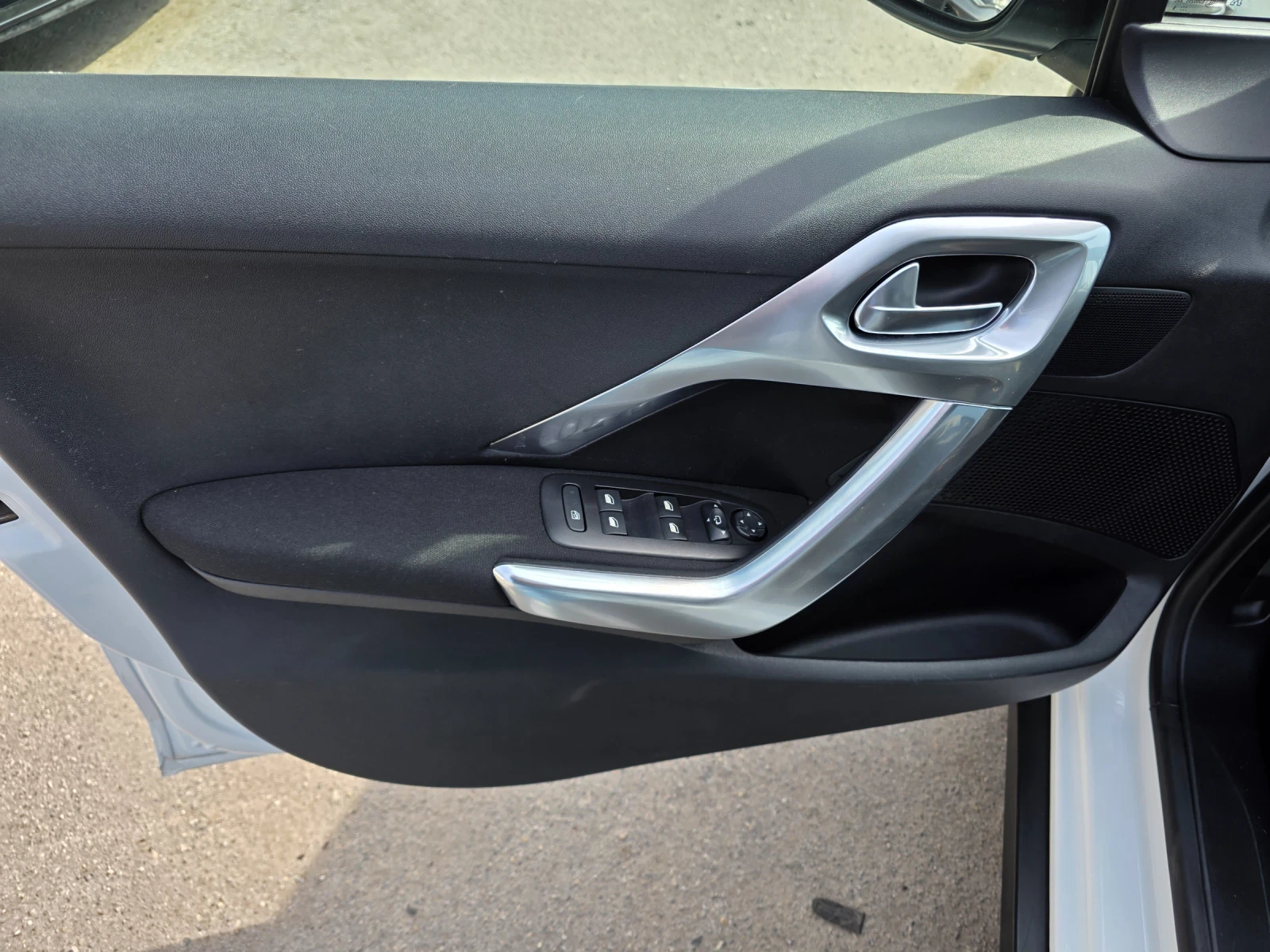 Peugeot 2008 1.2i 131k.c EURO 6B UNIKAT ITALIA ALLURE CAMERA, снимка 8 - Автомобили и джипове - 53714671