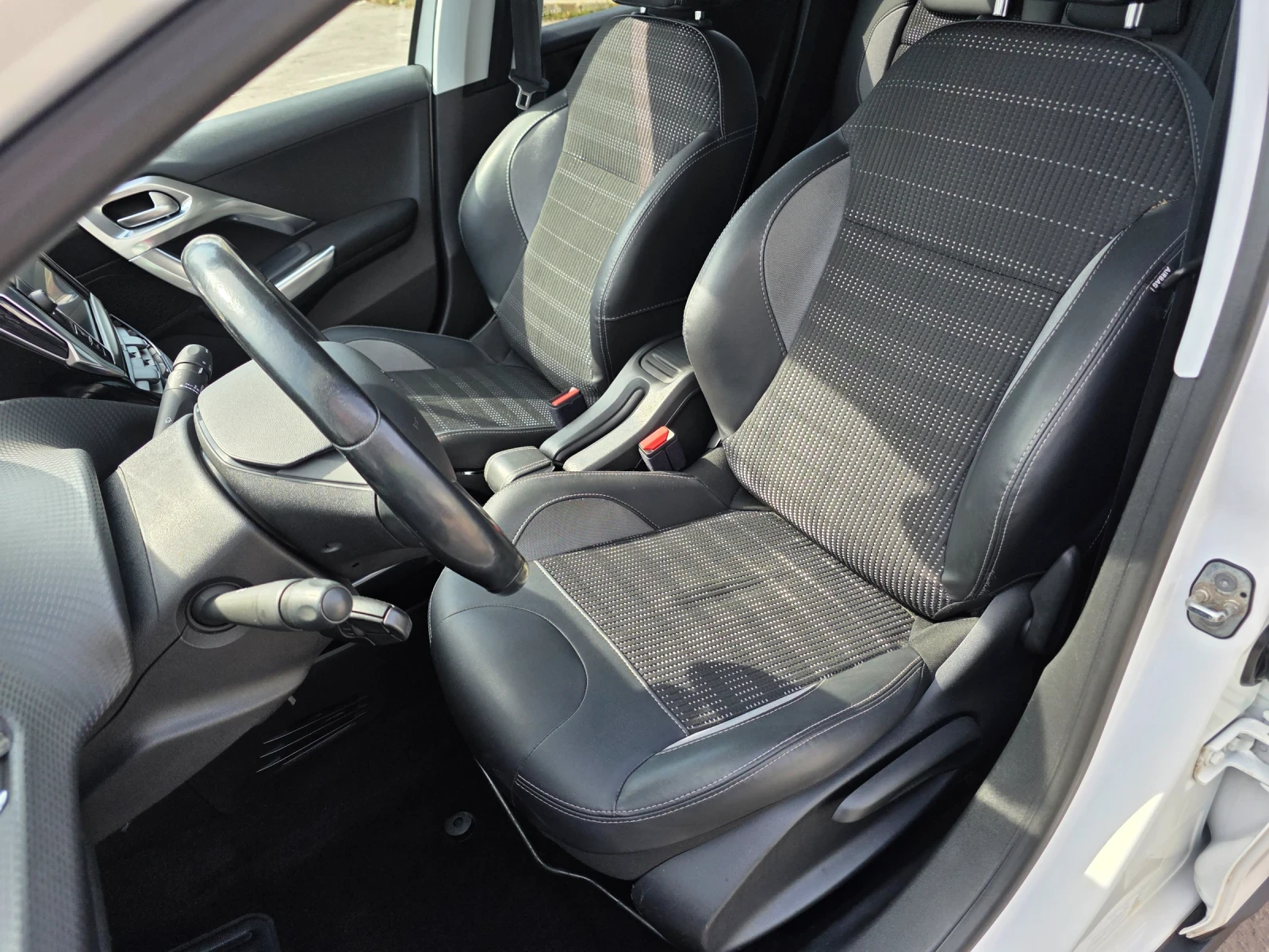 Peugeot 2008 1.2i 131k.c EURO 6B UNIKAT ITALIA ALLURE CAMERA, снимка 9 - Автомобили и джипове - 53714671