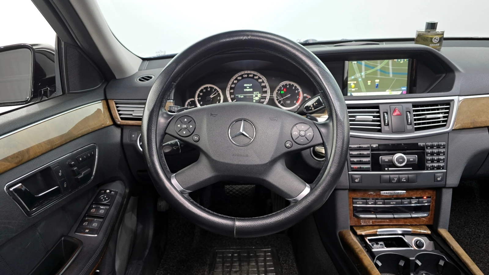 Mercedes-Benz E 300, снимка 13 - Автомобили и джипове - 54918063
