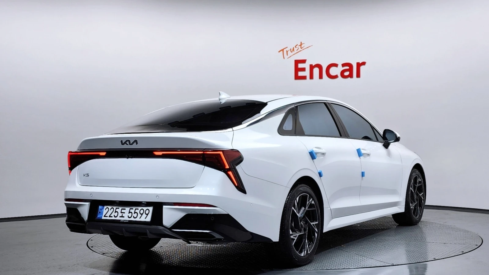 Kia K5 2.0LPI / ОБДУХВАНЕ / 360КАМЕРИ / АМБИЕНТНО , снимка 4 - Автомобили и джипове - 55377628