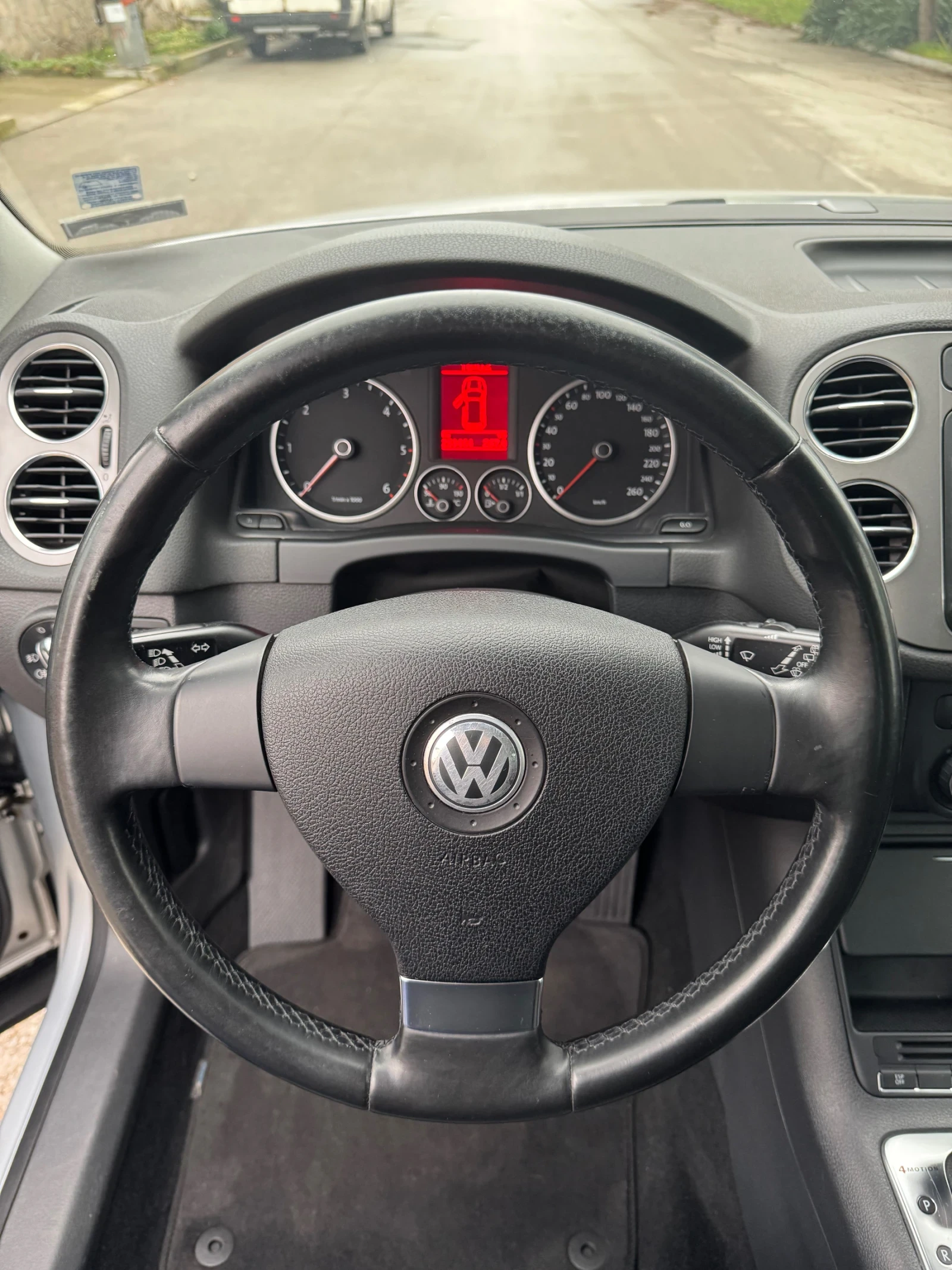 VW Tiguan 2.0 TDI* DSG* 4 Motion* Camera, снимка 14 - Автомобили и джипове - 54391917