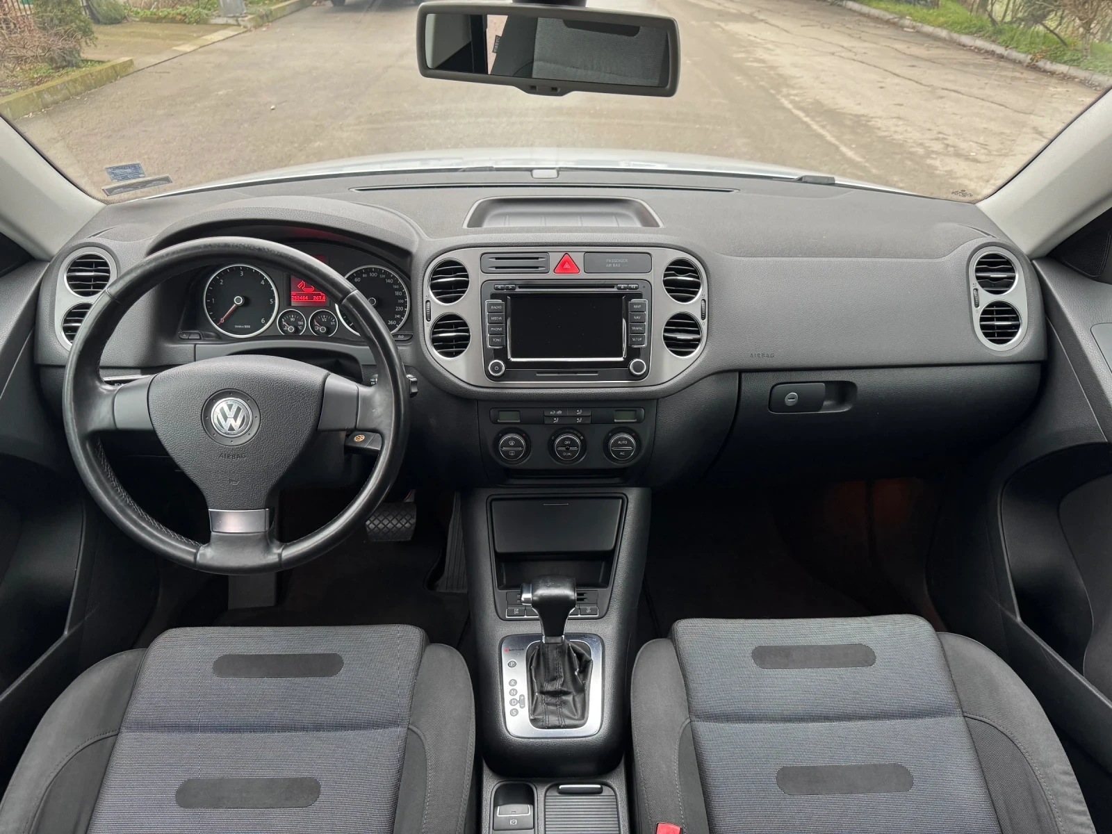 VW Tiguan 2.0 TDI* DSG* 4 Motion* Camera, снимка 13 - Автомобили и джипове - 54391917