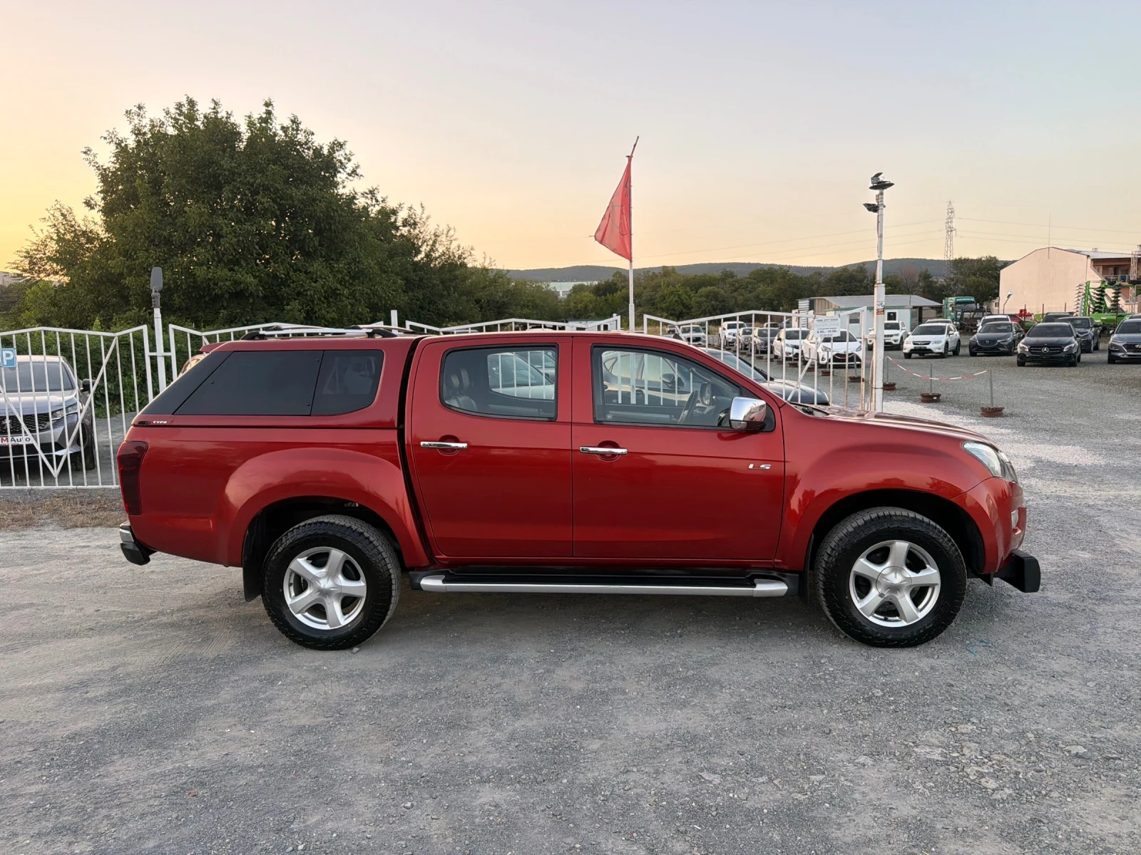 Isuzu D-max 2.5 TDI / PREMIUM / 4X4 / АВТОМАТИК / HARDTOP, снимка 4 - Автомобили и джипове - 55905208