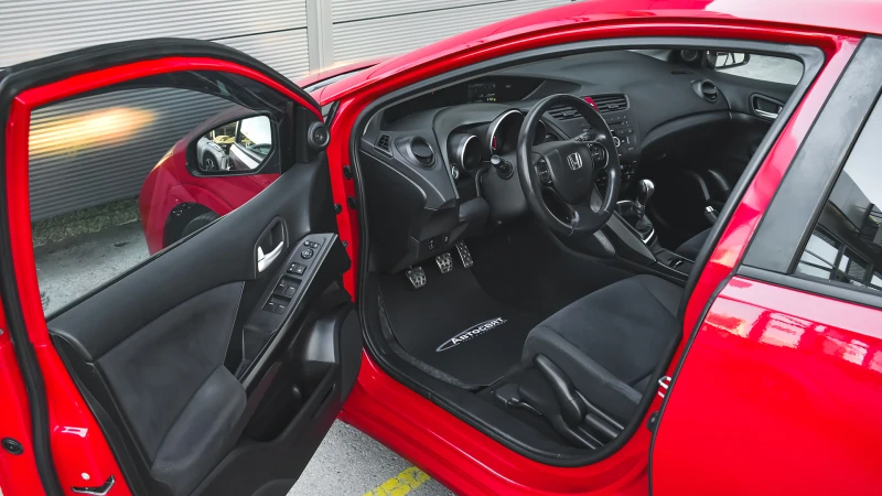 Honda Civic Hatchback 2.2 i-DTEC, снимка 8 - Автомобили и джипове - 51880431