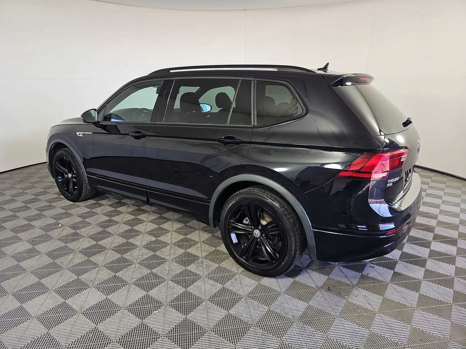 VW Tiguan R-LINE - изображение 6