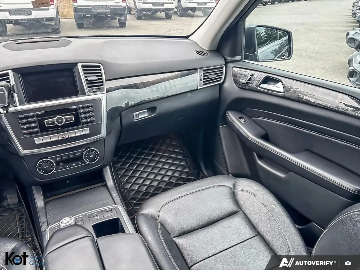 Mercedes-Benz ML 350 AMG* LINE* HARMON* KARDON* ПОДГРЕВ* КАМЕРА* КЕЙЛЕС, снимка 10 - Автомобили и джипове - 55981579