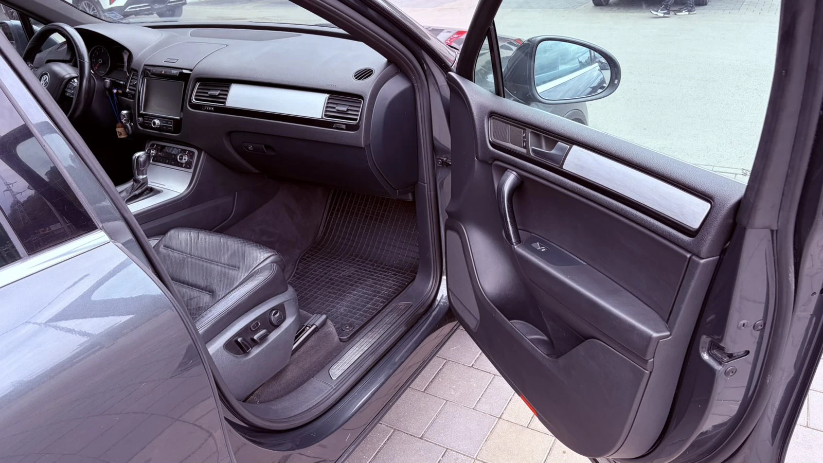 VW Touareg 3.0TDI, снимка 13 - Автомобили и джипове - 56181915