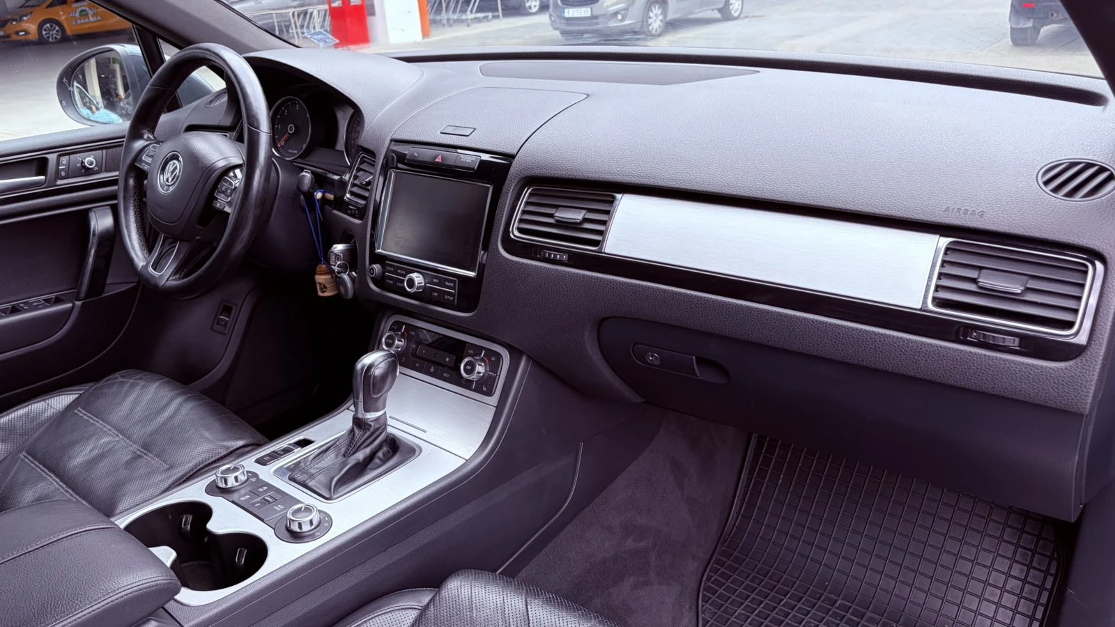 VW Touareg 3.0TDI, снимка 8 - Автомобили и джипове - 56181915
