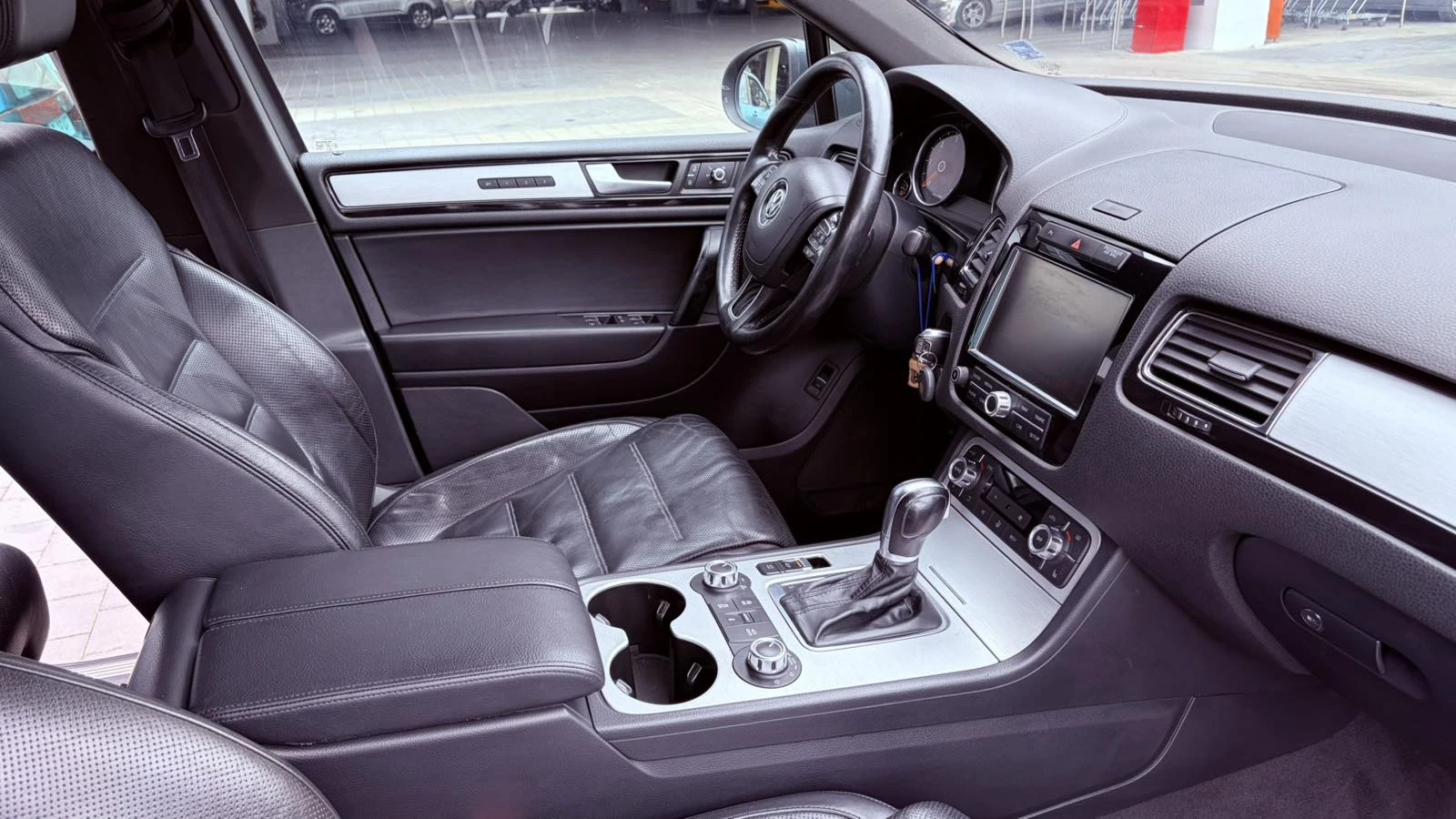 VW Touareg 3.0TDI, снимка 12 - Автомобили и джипове - 56181915