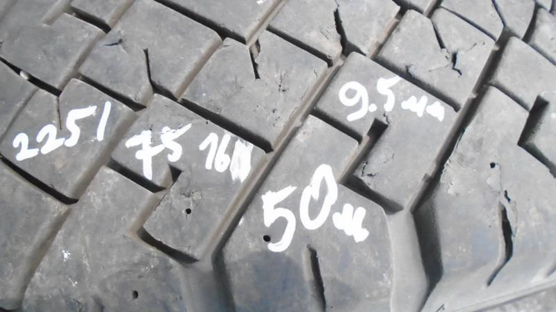 Гуми Зимни 225/75R16, снимка 1 - Гуми и джанти - 22360522