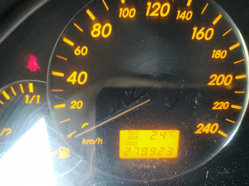 Toyota Avensis, снимка 11 - Автомобили и джипове - 52210443