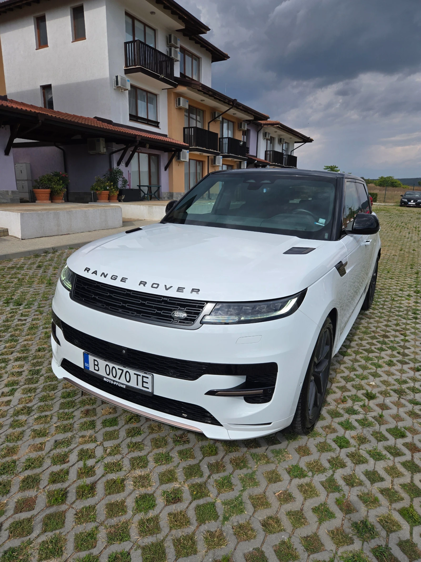 Land Rover Range Rover Sport  DYNIMIC SE D300, снимка 2 - Автомобили и джипове - 56170778